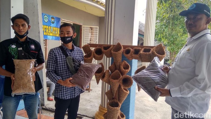 Pemuda Desa Di Lamongan Berkreasi dengan Sabut Kelapa