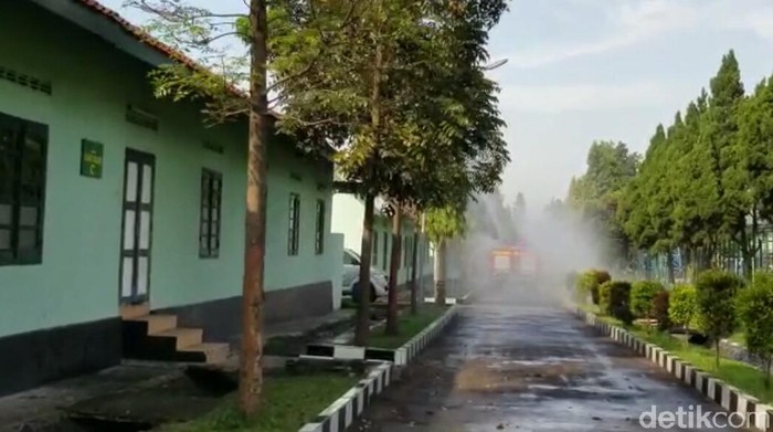 pusdikpom cimahi disemprot disinfektan