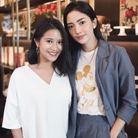 Ririn Dwi Ariyanti menjadi ibu tiri di usia 24 tahun. Suaminya, Aldi Bragi, telah memiliki anak perempuan bernama Adira Kania dari pernikahannya bersama pedangdut Ikke Nurjanah. Ririn resmi menikah dengan Aldi tahun 2010. Dari pernikahannya ini, Ririn dan Aldi dikaruniai tiga orang anak. Dari beberapa unggahan di Instagram, Ririn kerap menunjukkan kekompakan dengan putri sambungnya, Adira. Banyak netizen mengatakan mereka lebih mirip kakak dan adik. Foto: Instagram/ririndwiariyanti