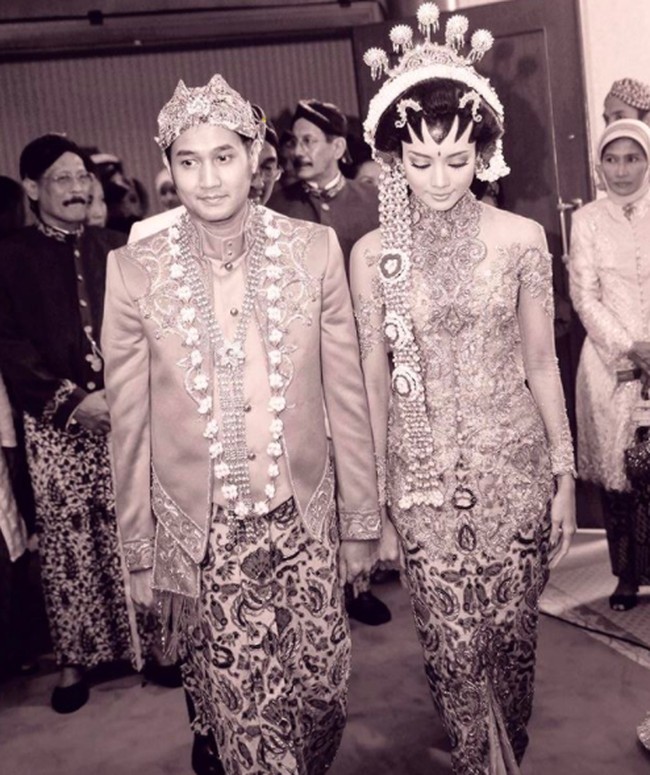Keduanya resmi menjadi suami-istri pada 11 Juli 2010 silam. Pernikahan berlangsung dengan menggunakan adat Jawa. (Foto: Instagram/@aldi4bragi)