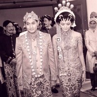 Keduanya resmi menjadi suami-istri pada 11 Juli 2010 silam. Pernikahan berlangsung dengan menggunakan adat Jawa. (Foto: Instagram/@aldi4bragi)