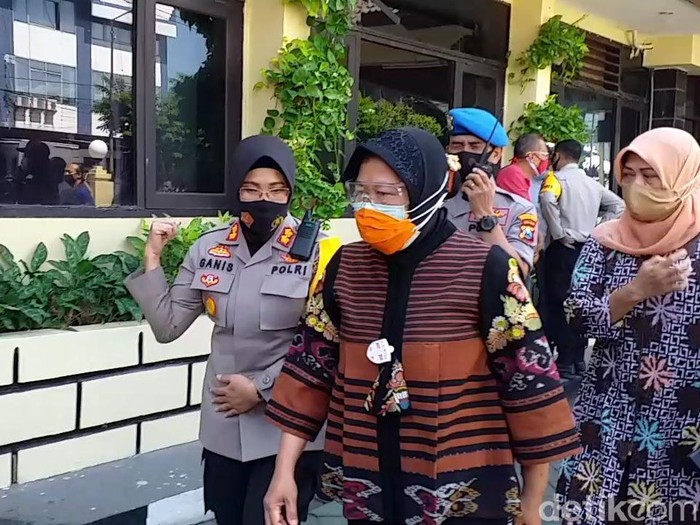 Risma Temui 4 Anak Korban Pencabulan Penjaga Makam