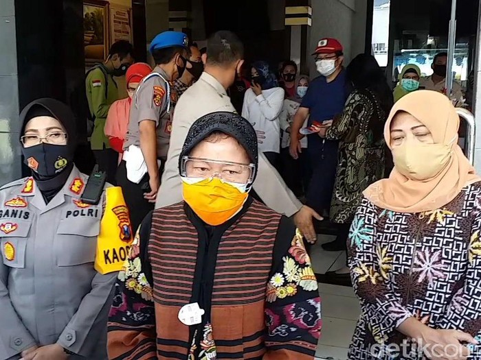 Risma Temui 4 Anak Korban Pencabulan Penjaga Makam