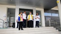 Menteri PUPR Basuki Hadimuljono meninjau progres pembangunan Rumah Susun (Rusun) Tingkat Tinggi Pasar Jumat, DKI Jakarta.