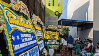 Rumah duka editor metro TV Yodi Prabowo yang ditemukan tewas di Ulujami dipenuhi karangan bunga.