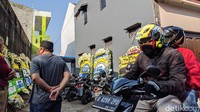 Kerabat dan rekan kerja Yodi Prabowo berdatangan melayat ke rumah duka. Mereka datang untuk memberikan penghormatan terakhir kepada almarhum Yodi Prabowo