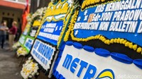 Terlihat ucapan belasungkawa datang dari direksi Metro TV tempat korban bekerja dan tampak pula karangan bunga dari jajaran kepolisian.