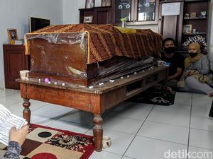 Suasana Duka di Rumah Editor Metro TV Yodi Prabowo