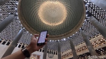 Settingan lampu lalu bisa diatur melalui aplikasi Pharos dari smartphone yang khusus dipegang pengelola Masjid Istiqlal. (Fitraya Ramadhanny/detikcom)