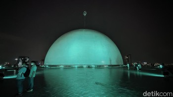 Kubah luar Masjid Istiqlal memakai konsep cahaya bulan. Ada 20 lampu LED RGB 100 watt di sekeliling kubah (Fitraya Ramadhanny/detikcom)