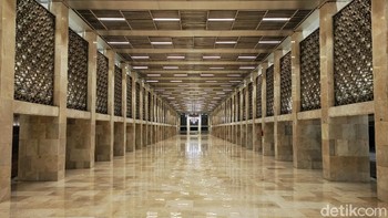 Koridor Masjid Istiqlal kini nampak mewah dan elegan. Meskipun terlihat banyak, lampu di sini menggunakan lampu hemat energi dan diatur komputer (Fitraya Ramadhanny/detikcom)