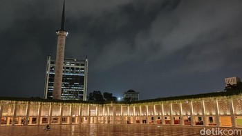 Suasana pelataran Masjid Istiqlal dan menaranya dengan temaram tata cahaya yang semakin cantik (Fitraya Ramadhanny/detikcom)