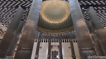Masjid Istiqlal jadi kinclong, terang benderang dan kesannya megah dan cantik. (Fitraya Ramadhanny/detikcom)