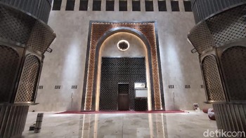 Dinding mihrab Masjid Itqlal. Tampak marmernya dibersihkan jadi makin kinclong dan bersih (Fitraya Ramadhanny/detikcom)