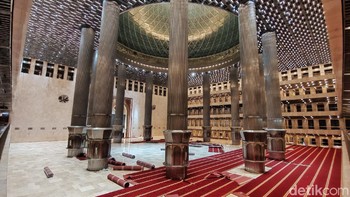 Karpet baru sedang dipasang. Masjid Istiqlal jadi lebih terang. Hal itu rupanya adalah hasil dari teknologi tata cahaya terbaru yang disebut Smart Lighting (Fitraya Ramadhanny/detikcom)