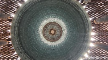Untuk kubah dalam memakai teknologi Dynamic White sebanyak 192 lampu. Kubah dalam Masjid Istiqlal bisa berubah warna dari full white ke warm white yang bernuansa agak kuning. (Fitraya Ramadhanny/detikcom)