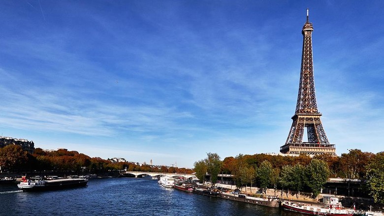 Teras Menara Eiffel Kembali Dibuka Untuk Pesta Malam