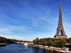 Menara Eiffel yang Sedang Karatan dan Butuh Perhatian