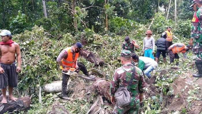 Tim SAR Brimob Polda Gorontalo dan TNI saat membersihkan tanah longsor