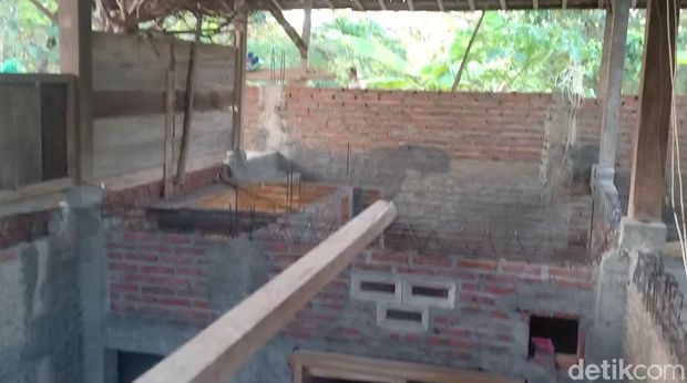 warga ngawi memindahkan rumahnya