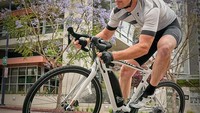 E-bike atau sepeda listrik memiliki sistem bantuan kayuh dan juga ditenagai baterai untuk penggeraknya. Bahkan ada sistem motor yang mampu memberikan dorongan tenaga ketika sedang menanjak. Foto: Yamaha Bicycle