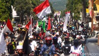 Sekitar pukul 11.30 WIB, massa mulai bergerak dengan pengawalan polisi.