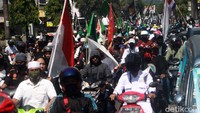 Massa yang tergabung dari berbagai ormas di Sumedang melakukan aksi longmarch dari Gedung DPRD Sumedang menuju ke bundaran Alam Sari.