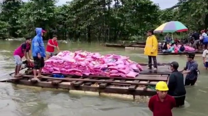 Penyaluran bantuan untuk warga terdampak banjir di Konawe Utara, Sulawesi Tenggara, Minggu (12/7/2020)