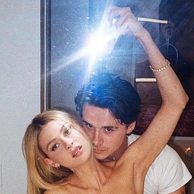 Brooklyn Beckham sempat membuat heboh saat pamer kemesraan dengan Nicola Peltz di Instagram. Mereka berpose hanya pakai handuk. Foto tersebut diunggah putra David dan Victoria Beckham itu di Instagramnya Januari 2020. Brooklyn mengunggah foto mesra dalam rangka ulang tahun Nicola yang ke-25. Foto: Dok. Instagram