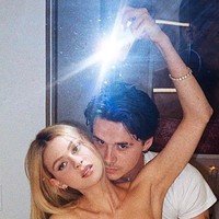 Brooklyn Beckham sempat membuat heboh saat pamer kemesraan dengan Nicola Peltz di Instagram. Mereka berpose hanya pakai handuk. Foto tersebut diunggah putra David dan Victoria Beckham itu di Instagramnya Januari 2020. Brooklyn mengunggah foto mesra dalam rangka ulang tahun Nicola yang ke-25. Foto: Dok. Instagram