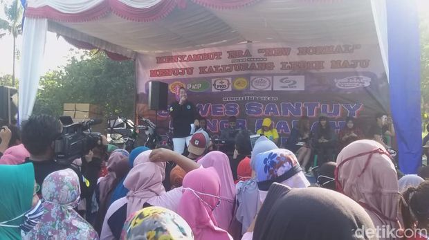 Bupati Brebes Idza Priyanti hadiri kegiatan gowes massal di Desa Kalijurang, Minggu (12/7/2020).
