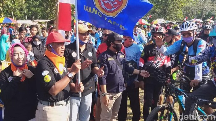Bupati Brebes Idza Priyanti hadiri kegiatan gowes massal di Desa Kalijurang, Minggu (12/7/2020).