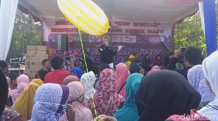 Bupati Brebes Idza Priyanto hadiri kegiatan gowes massal di Desa Kalijurang, Minggu (12/7/2020).