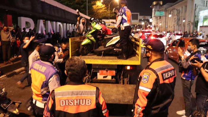 Dishub Kota Bandung melakukan penertiban parkir liar