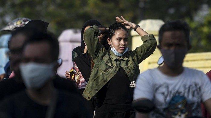 Warga tidak menggunakan masker saat berolahraga pada Hari Bebas Kendaraan Bermotor (HBKB) atau Car Free Day (CFD) di Jalan Inspeksi BKT, Jakarta, Minggu (12/7/2020).Lemahnya sanksi dari Pemprov DKI Jakarta terhadap warga yang melanggar protokol kesehatan pencegahan COVID-19 membuat sebagian masyarakat mengabaikan  protokol kesehatan itu. ANTARA FOTO/Muhammad Adimaja/foc.