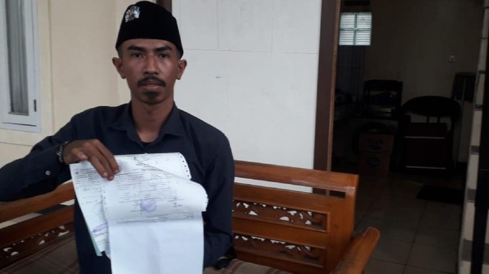 Fikri Muaz menunjukan bukti pembayaran biaya rumah sakit korban penyerangan anggotanya