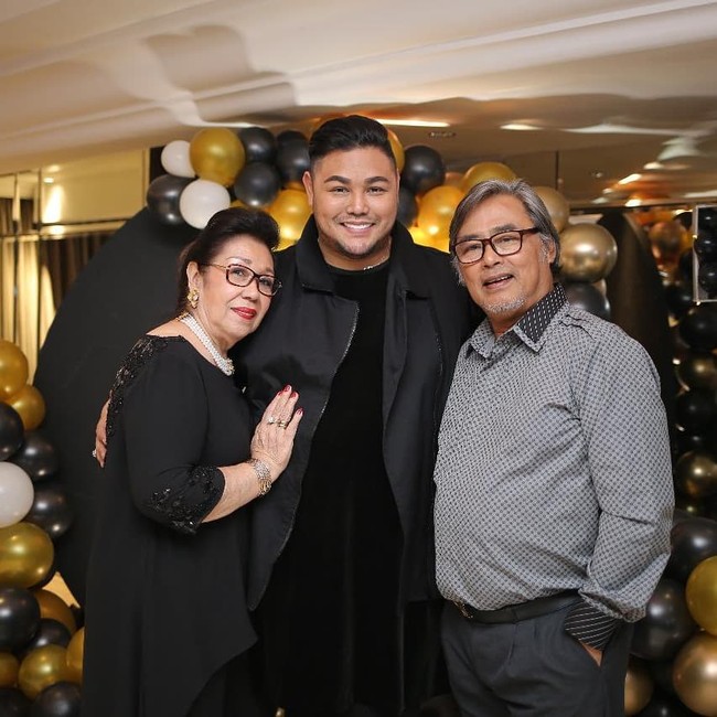 Kekompakan mereka tunjukkan juga lewat gaya busana senada. (Foto: Instagram/@bam_fasdip)