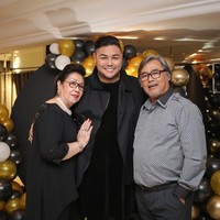 Kekompakan mereka tunjukkan juga lewat gaya busana senada. (Foto: Instagram/@bam_fasdip)