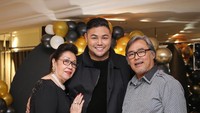 Potret kedekatan Ivan Gunawan dengan sang ayah dan ibunya. Foto: Instagram/@bam_fasdip