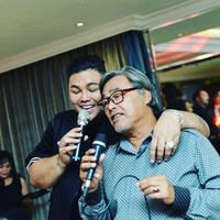 Di sela kesibukannya sebagai desainer dan presenter, Ivan selalu menyempatkan diri untuk keluarga. Bernyanyi menjadi salah satu cara Ivan dan ayahnya menghabiskan waktu bersama. (Foto: Instagram/@bam_fasdip)