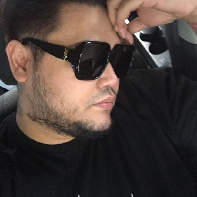 Ivan lagi pusing, tulis Bambang saat mengunggah foto ini untuk menjahili putranya. (Foto: Instagram/@bam_fasdip)