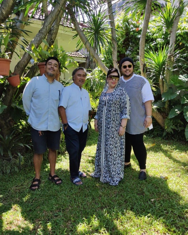 Foto tertanggal 25 Mei 2020 ini menjadi salah satu unggahan terakhir Bambang di Instagram. Bambang berfoto bersama istri beserta kedua anaknya dalam rangka perayaan Hari Raya Idul Fitri. (Foto: Instagram/@bam_fasdip)