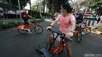 Namun, fenomena bersepeda kali ini justru mengarah pada gejala kelatahan. Sebab, banyak dari para pesepeda hanya justru untuk bisa berfoto selfie dan dimasukan dalam akun media sosial.
