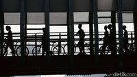 Berolahraga sambil bergaya, mungkin itu yang kini banyak dilakukan warga Jakarta.