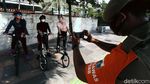 Gaya Warga Bersepeda Sambil Instastory