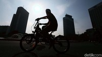 Akhir pekan biasanya jalan-jalan di Jakarta ramai dengan pesepeda.