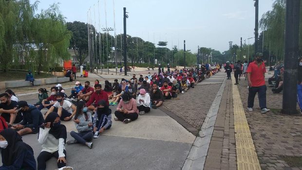 Antrean masuk ke ring road Stadion GBK, Minggu (12/7/2020).