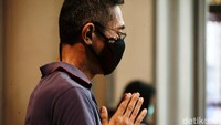 Umat yang hendak ke gereja untuk mendaftarkan diri terlebih dahulu di aplikasi Bela Rasa di setiap paroki.