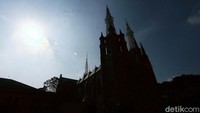 Peribadatan dilaksanakan dengan menerapkan protokol kesehatan untuk pencegahan penularan COVID-19.