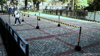 Pihak gereja membuat jalur antrean agar jemaat yang datang tidak menumpuk.